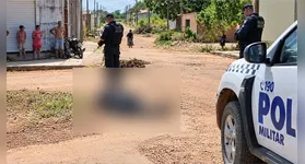 O corpo da vítima ficou no local após os tiros que tiraram a vida. Moto foi levada.