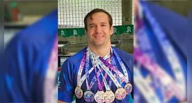 O atleta tucuruiense Renan Faraon exibe as medalhas conquistadas na XXXI Copa Brasil de Natação Master, no Rio Grande do Sul.
