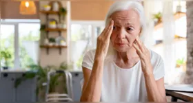 Levantar rapidamente, tomar banhos muito quentes e iniciar exercícios intensos sem aquecimento são hábitos matinais que exigem atenção, segundo neurologista, especialmente entre pessoas com fatores de risco cardiovascular.
