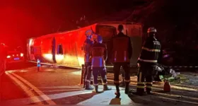 Ônibus de turismo tombou na BR-262, em Ibatiba (ES), deixando três mortos e 44 feridos. O veículo transportava 47 pessoas e seguia de Itaoca para Contagem (MG).