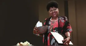 Familiares, amigos, estudantes e admiradores se reúnem para a despedida de Zélia Amador de Deus