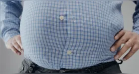 Álcool, excesso de açúcar e frituras podem favorecer o acúmulo de gordura abdominal. Mudanças na alimentação, atividade física, sono e controle do estresse ajudam a reduzir a gordura visceral.
