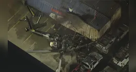 Um helicóptero da NBC Los Angeles cai em Chatsworth, resultando na morte de três pessoas. Investigações estão em andamento sobre as causas da tragédia.