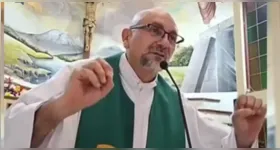 Vídeo registra a homilia do padre Patricio Sánchez, que falava sobre a brevidade da vida e a inevitabilidade da morte antes de ser atingido por uma cruz durante missa transmitida ao vivo no Equador.