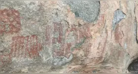 Pedra Pintada, em Roraima, reúne pinturas rupestres, vestígios arqueológicos e uma história que ainda guarda mistérios sobre como povos antigos registraram suas imagens na enorme formação de granito.