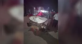 Veículo ficou completamente destruído e destroços se espalharam pela pista após colisão no cruzamento da Avenida Carajás.