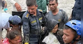 A operação contou com militares do Nepal e especialistas sul-coreanos em resposta a desastres.