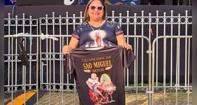 Alinny Corrêa chegou 12 horas antes do show de Frei Gilson na Praça Santuário em Belém. Entenda sua devoção e o impacto do sacerdote.