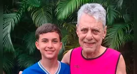 O jovem Miguel jogando bola com seu "Chico", um dos maiores compositores, cantores e artistas do Brasil
