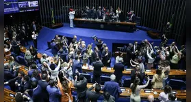 Veja como votaram os senadores sobre o fim da escala 6x1 no Brasil e as implicações da nova PEC aprovada.