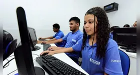 Cursos no Senai: há opções gratuitas e pagas, com oportunidades em diferentes áreas de formação.