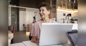 Descubra oportunidades de emprego para profissionais acima de 50 anos.