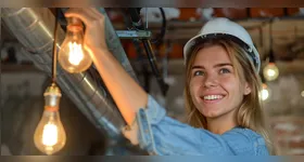 Para concorrer, é necessário ter ensino médio completo, experiência na área de iluminação cênica e cursos de Iluminação Cênica e NR-35