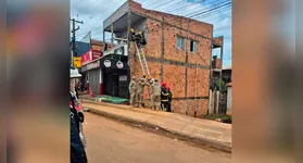 A operação mobilizou cerca de dez profissionais, incluindo bombeiros militares e técnicos da rede elétrica.
