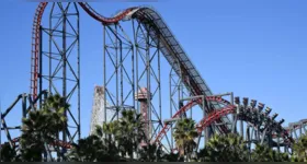 A montanha-russa X2, do parque Six Flags Magic Mountain, na Califórnia, está fechada após novos relatos de passageiros que afirmam ter sofrido lesões cerebrais.