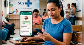Paciente visualiza notificação de confirmação de atendimento médico pelo SUS no smartphone.
