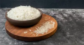 Segundo o Feng Shui, colocar uma xícara com arroz cru em pontos estratégicos da casa pode simbolizar abundância, prosperidade e boas energias.