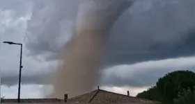 Um tornado atingiu a vila de Pomas, no sudoeste da França, nesta segunda-feira (24), deixando pelo menos 41 pessoas feridas e danificando cerca de 300 casas.