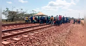 Moradores bloqueiam trecho do km 785 da Estrada de Ferro Carajás em protesto por melhorias viárias e pautas agrárias em Marabá.