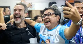 Maia (direita) ao lado de Márcio Tuma, presidente do Paysandu, comemorando o hexa da Copa Verde.