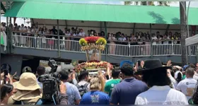 Imagem peregrina de Nossa Senhora de Nazaré recebe homenagens na Unama, na BR-316, durante parada do traslado do Círio 2026.