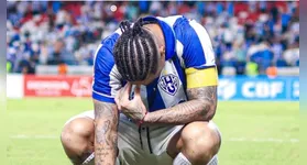 Marcinho acalma torcedores após saída precoce em partida.
