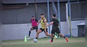 Os três jogadores apareceram nas imagens do treinamento divulgadas pelo clube utilizando chuteiras e participando de atividades com bola