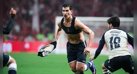 Vitor Bueno bateu direto para o gol e contou com um desvio no caminho para enganar o goleiro Matheus Cunha e balançar as redes.