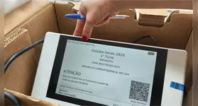 Após a conclusão das checagens e eventuais ajustes, as urnas são lacradas e organizadas em rotas estratégicas.