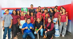 Alunos da Escola Carlos Marighella visitam a redação do Grupo RBA, em Marabá, para aprender sobre a produção de notícias e o combate às fake news.