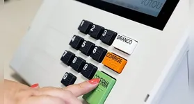 Urna eletrônica pronta para uso; eleitores devem checar local de votação com antecedência no aplicativo e-Título.