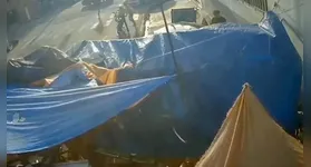Um carro atingiu barracas em uma feira em Belém após colisão, deixando feirantes feridos. Veja os detalhes do acidente e a situação das vítimas.