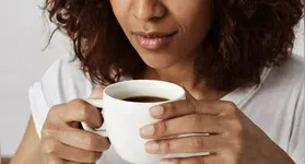 Descubra como o consumo excessivo de café pode prejudicar sua saúde digestiva e quais cuidados tomar para evitar problemas.