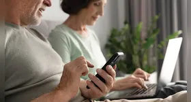 Estudo revela que o uso excessivo de redes sociais por idosos afeta a saúde mental. Conheça os sinais de alerta e como a terapia pode ajudar.