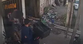 O suspeito tentou disfarçar, mas acabou sendo surpreendido pelo dono da moto, que é PM aposentado