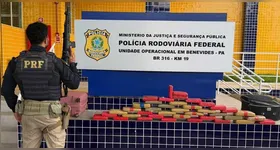 Durante a fiscalização, uma das passageiras chamou a atenção dos policiais pelo comportamento considerado nervoso
