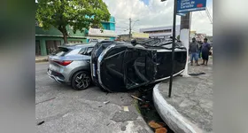 Um dos carros tombou no cruzamento localizado no bairro do Jurunas, em Belém.