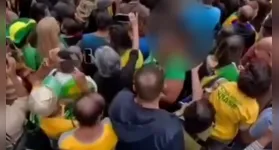 Segundo o depoimento, ela se assustou, reagiu e o suspeito fugiu em meio ao público.