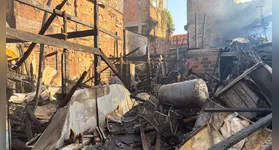 Um incêndio atinge padaria na Terra Firme, em Belém, com danos a imóveis próximos e mortes de animais. Corpo de Bombeiros atuou para controlar as chamas.