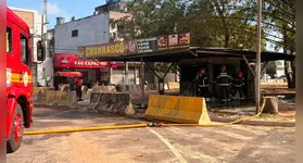 Incêndio destrói quiosque na avenida Rômulo Maiorana, em Belém. Entenda o ocorrido e a resposta do Corpo de Bombeiros.