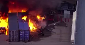 Imagens mostram o momento em que o helicóptero de uma emissora de TV cai durante uma cobertura ao vivo em Los Angeles, nos Estados Unidos. O acidente deixou três mortos, entre eles o piloto e um repórter.
