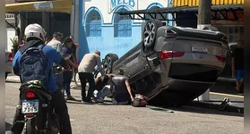 Um carro capotou na Batista Campos, Belém. Veja detalhes da ocorrência e como está o trânsito. Mais informações a caminho