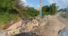 A situação se agravou depois que parte do lixo acumulado no local foi queimada.