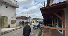 Quatro suspeitos teriam assaltado uma mulher em Ananindeua; dois fugiram, um foi preso e outro entrou em uma casa e fez uma moradora refém.