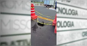 Um buraco aparente apareceu na pista da ponte menos de uma semana após a inauguração.
