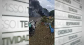 O corpo de bombeiros foi acionado e conseguiram controlar o fogo.