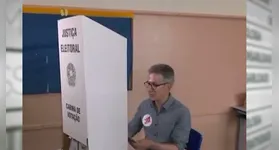 Após votar, Zema voltou a criticar a atuação do Judiciário e afirmou, segundo sua avaliação, que decisões judiciais teriam favorecido o presidente Luiz Inácio Lula da Silva (PT) durante a campanha eleitoral.