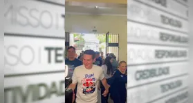 Jader Filho foi recepcionado por apoiadores e após exercer o voto, concedeu entrevista à jornalistas ao lado de fora do colégio eleitoral.