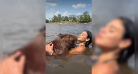 A influenciadora paraense Lia Mendonça viralizou ao compartilhar momentos de carinho com uma capivara, incluindo abraço, mergulho e até um "selinho".