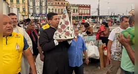 No Ver-o-Peso, a Imagem Peregrina emociona feirantes e visitantes antes do Círio 2026, repleto de homenagens e manifestações de fé.